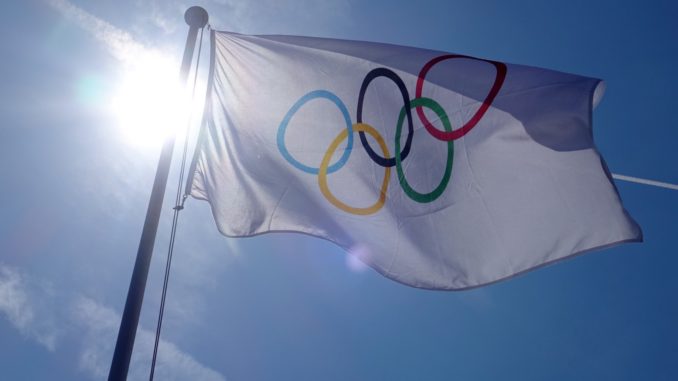 Le drapeau olympique à Paris lundi 9 août