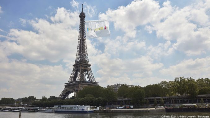 Le drapeau des Jeux olympiques de Paris 2024 flottera dimanche sur la Tour  Eiffel - France Bleu